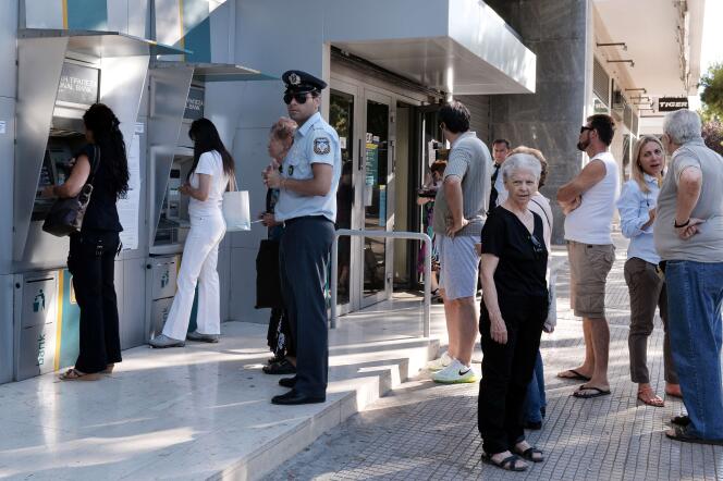 Depuis le 29 juillet, les Grecs ne peuvent retirer que 420 euros par personne et par semaine.