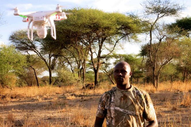 Jonathan Konuche, ranger au parc de Tarangire, en Tanzanie, effectue un essai avec son drone.