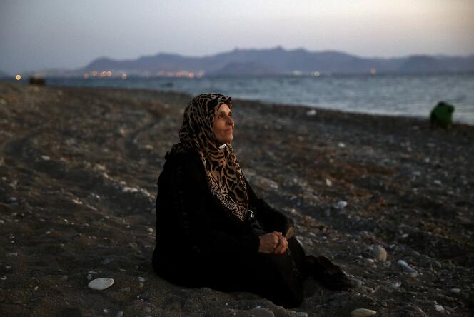 Amoun, 70 ans, une réfugiée palestinienne aveugle, sur une plage de Kos après être arrivée dans une embarcation de fortune, le 12 août.