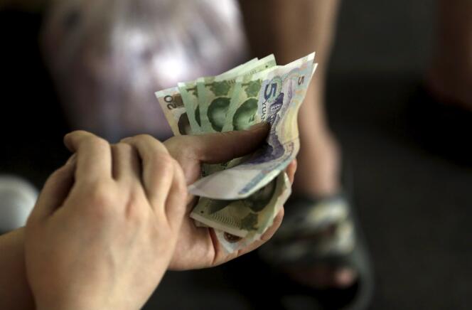 Pour la deuxième fois en deux jours, la Banque de Chine a abaissé le taux de référence de sa monnaie face au dollar.