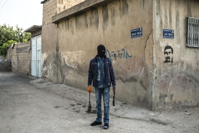 Un jeune kurde dans les rues de Nusaybin, à la frontière Turquie-Syrie, en août 2015.