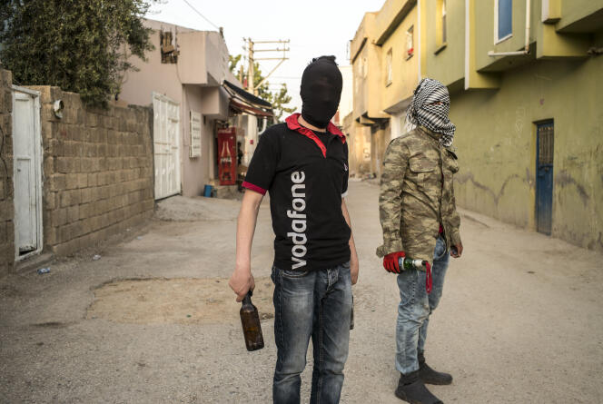 Des jeunes kurdes dans les rues de Nusaybin, à la frontière Turquie-Syrie, en août 2015.