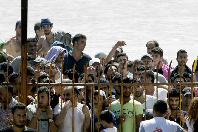Autour du stade où ont été rassemblés des réfugiés pour les procédures d'enregistrement à la police, sur l'île de Kos, en Grèce, le 12 août.
