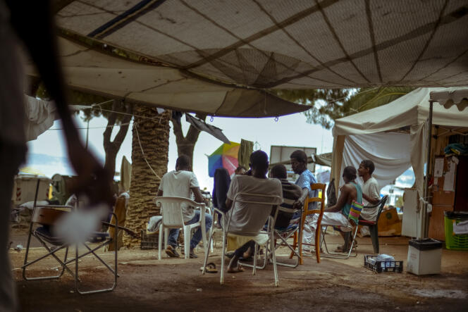 Des migrants soudanais et maliens dans un campement devant l'office du tourisme italien à Vintimille, le 9 août.