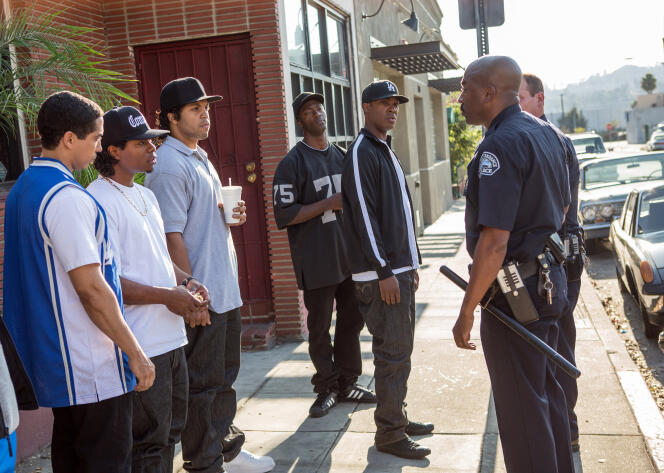 Une des scènes du film (de gauche à droite) : Neil Brown, Jr. (DJ Yella), Jason Mitchell (Eazy-E), O’Shea Jackson Jr. (Ice Cube), Aldis Hodge (MC Ren), et Corey Hawkins (Dr. Dre), arrêtés par la police.