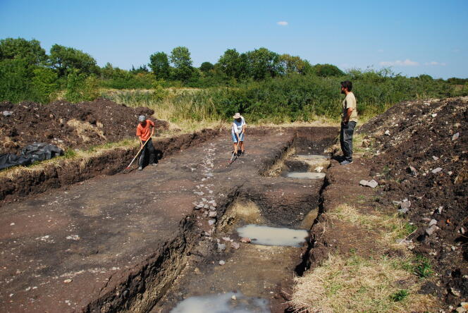 Des archéologues en train de travailler sur le site de fouilles archéologiques du site de Corent, dans le Puy-de-Dôme, en Auvergne, le mercredi 12 août.