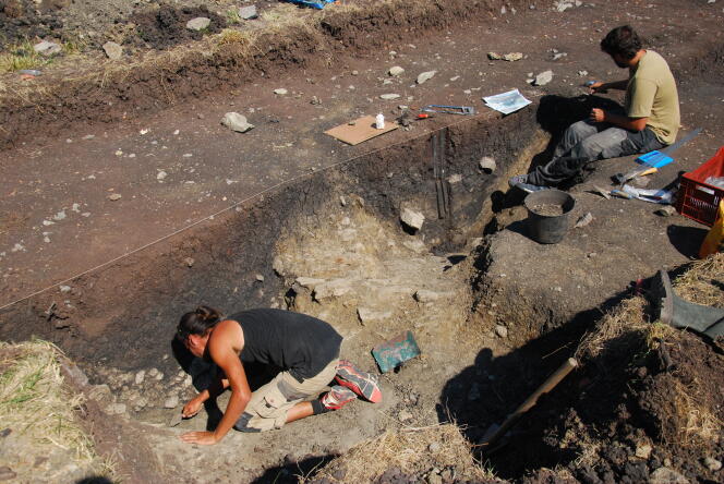 Sur le chantier de fouilles de Corent, tout près d'une ancienne cité gauloise qui fut probablement la capitale des Arvernes, les archéologues viennent de mettre au jour un méga-site de stockage de récoltes.  Photo prise le mercredi 12 août.
