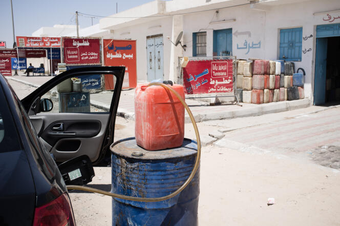 En bord de route, de nombreux commerces procurent de l'essence de contrebande en  provenance de Libye.
