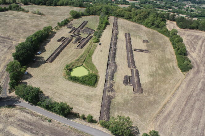Vue aérienne de l'ancien étang, dit Lac-du-Puy, en cours de fouilles archéologiques sur le site de Corent, en Auvergne, où ont été découverts des silos à grains.