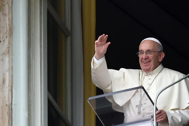 Le pape François, le 16 août 2015, sur la place Saint-Pierre au Vatican.