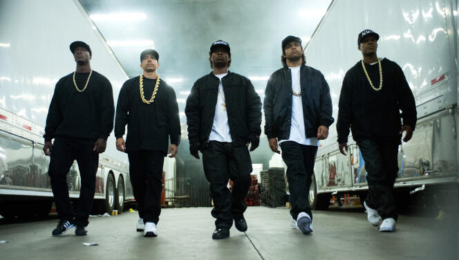 De gauche à droite : Aldis Hodge (MC Ren), Neil Brown, Jr. (DJ Yella), Jason Mitchell (Eazy-E), O’Shea Jackson, Jr. (Ice Cube) et Corey Hawkins (Dr. Dre) dans le film 