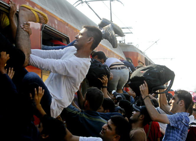 Dans la ville macédonienne de Gevgelija, à la frontière avec la Grèce, des milliers de réfugiés prennent d’assaut les trains pour atteindre le nord de l’Union européenne.