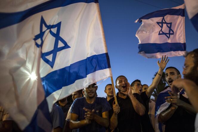 Des Israéliens manifestent contre un rassemblement de soutien à Mohammed Allan, le 16 août à Ashkelon.