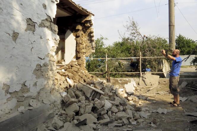 Une maison détruite par des bombardements à Sartana, près de Marioupol, une ville stratégique contrôlée par les autorités ukrainiennes et convoitée par les rebelles prorusses.
