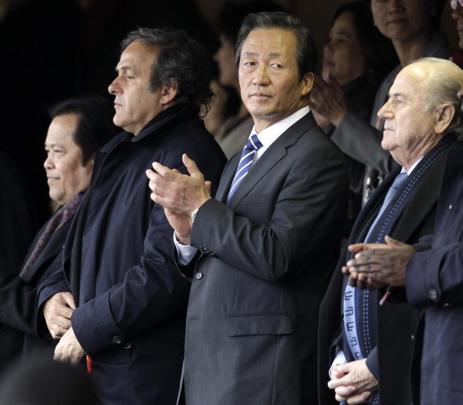 Chung Mong-joon (au centre), entre Michel Platini et le président de la FIFA, Sepp Blatter, à Pretoria (Afrique du Sud), en 2010.