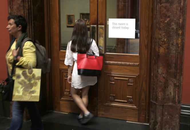 Des visiteurs devant les portes closes de certaines salles de la National Gallery de Londres suite à la grève des employés, le 12 août.