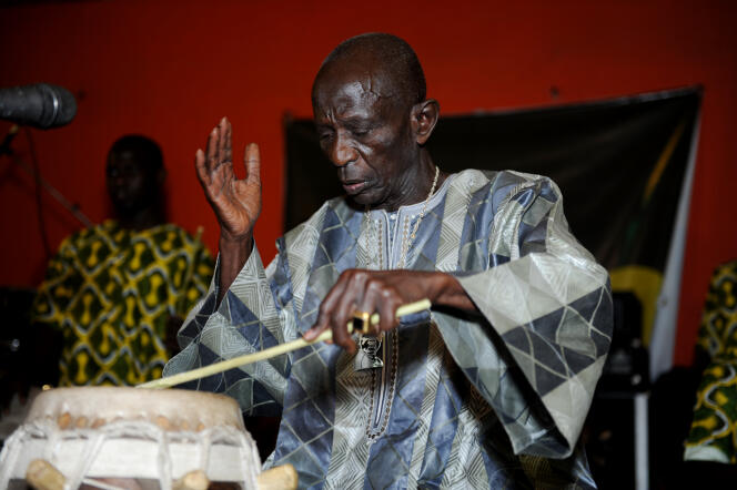 Le percussionniste sénégalais Doudou N'diaye Rose lors d'un concert à Dakar en avril 2013.