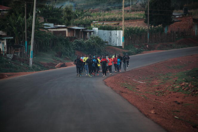 Un groupe de coureurs autonomes, à l'entraînement sur une route d’Iten.