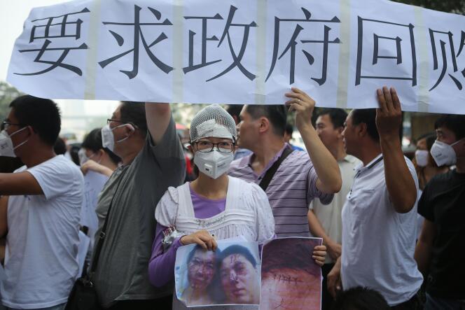 Des manifestants devant un hôtel où avait lieu une conférence de presse de hauts responsables, le 17 août à Tianjin.