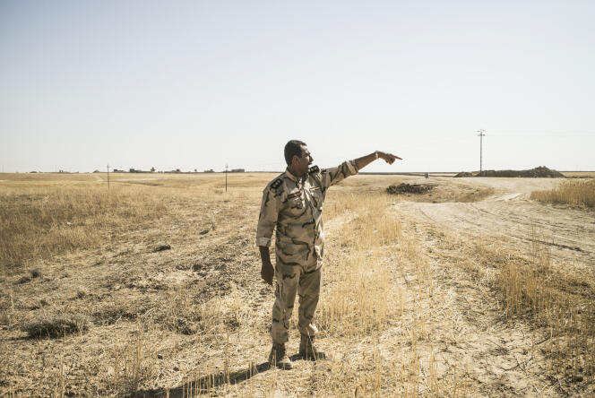 Le capitaine peshmerga Abdullah Mohamed sur la ligne de front de Jarula (Irak), indique la provenance de l'attaque chimique de l'EI du 12 août 2015.