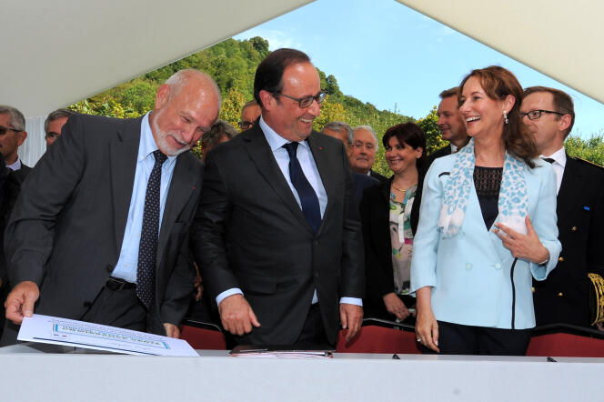 François Hollande et Ségolène Royal, en compagnie du maire de Saint-Jeoire-Prieuré (Savoie) Jean-Marc Léoutre, pour y signer la première des 212 conventions « Territoires à énergie positive », au Chatelard (Savoie) le 20 août.