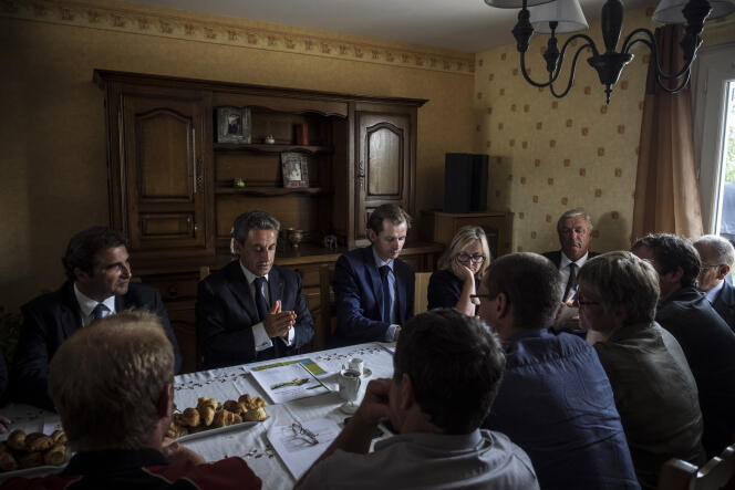 Le président du parti Les Républicains, Nicolas Sarkozy, rencontre des agrculteurs dans une exploitation agricole, le 19 août 2015 à St Privé, dans l'Yonne.