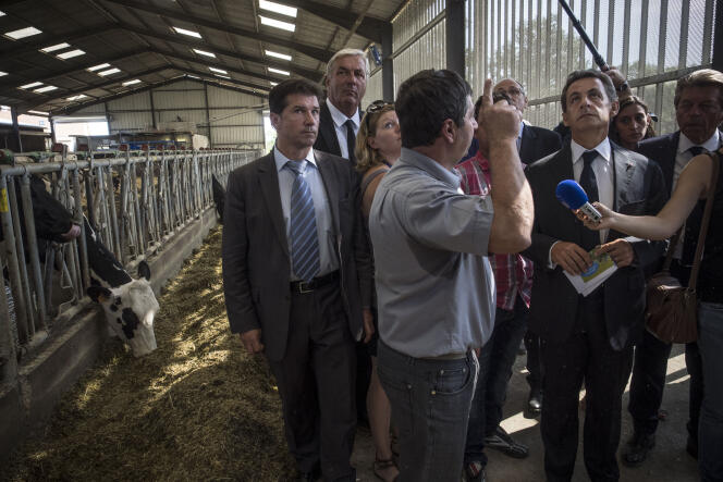 Le président du parti Les Républicains, Nicolas Sarkozy, visite une exploitation agricole, le 19 août 2015 à St Privé, dans l'Yonne.
