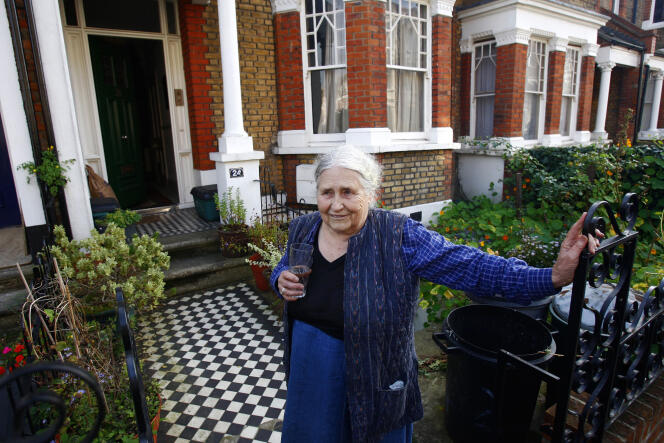 Doris Lessing devant sa maison à Londres en octobre 2007.