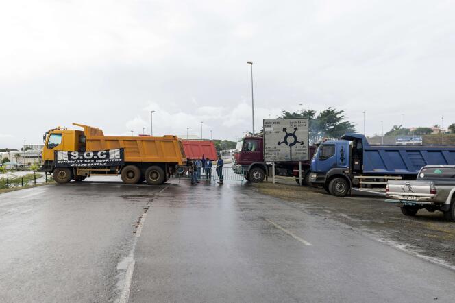 Des routiers transporteurs de nickel bloquent le rond-point de Belle-Vie, à Nouméa, le 19 août.