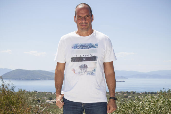 L'ancien ministre des finances grec, Yanis Varoufakis, dans sa villa sur l'île d'Egine, le 19 août.