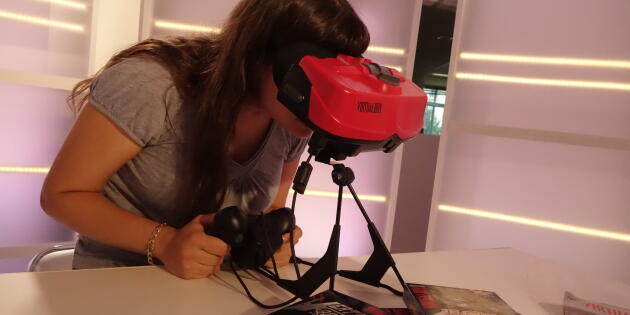 Jouer au Virtual Boy, casque de "réalité virtuelle" sur pied et en rouge et noir, est une expérience de jeux vidéo pour le moins atypique.