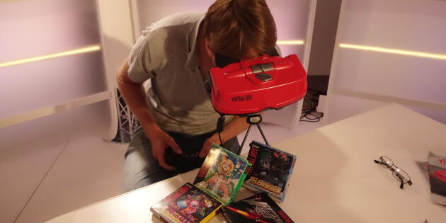 Jouer au Virtual Boy, c'est faire l'expérience de plonger, littéralement, dans l'écran, visage dans le casque et dos courbé.