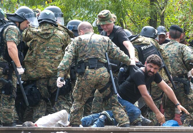 Heurts entre les forces de l'ordre macédoniennes et des migrants qui tentent de passer la frontière à Gevgelija samedi 22 août.