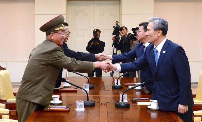 Réunion de négociations entre des représentants de la Corée du Nord et de la Corée du Sud, le 22 août. REUTERS/the Unification Ministry/Yonhap