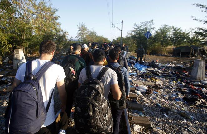 La police macédonienne a renoncé à bloquer le passage des migrants à sa frontière avec la Grèce près de la gare d' Idomeni, dimanche 23 août.