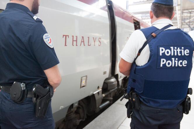 Des policiers français et belge devant un train Thalys en gare de Brxuelles, le 22 août.