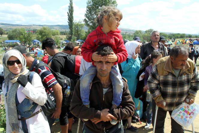 Des réfugiés attendent d'être transportés en Serbie dans un centre d'accueil temporaire à Miratovac dimanche 23 août.
