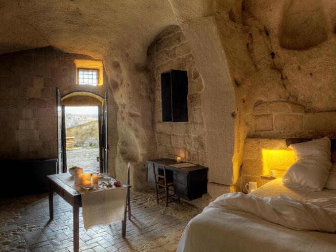 Dans le village de Matera, les chambres de l'Hôtel Sextantio sont comme accrochées à flanc de montagne.