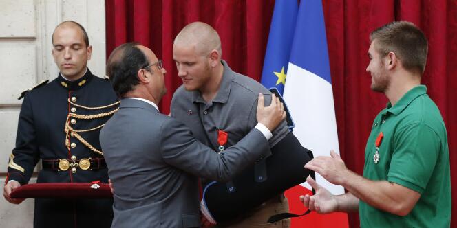 François Hollande a décoré trois Américains et un Britannique qui ont maîtrisé Ayoub El-Khazzani dans le Thalys Amsterdam-Paris, le 21 août.