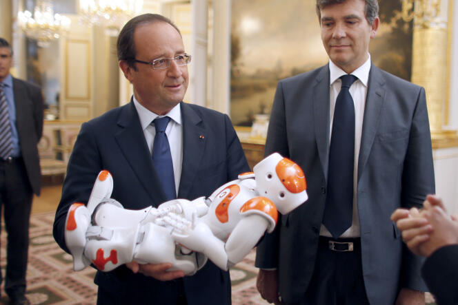 François Hollande et Arnaud Montebourg. Le président tient dans ses bras 