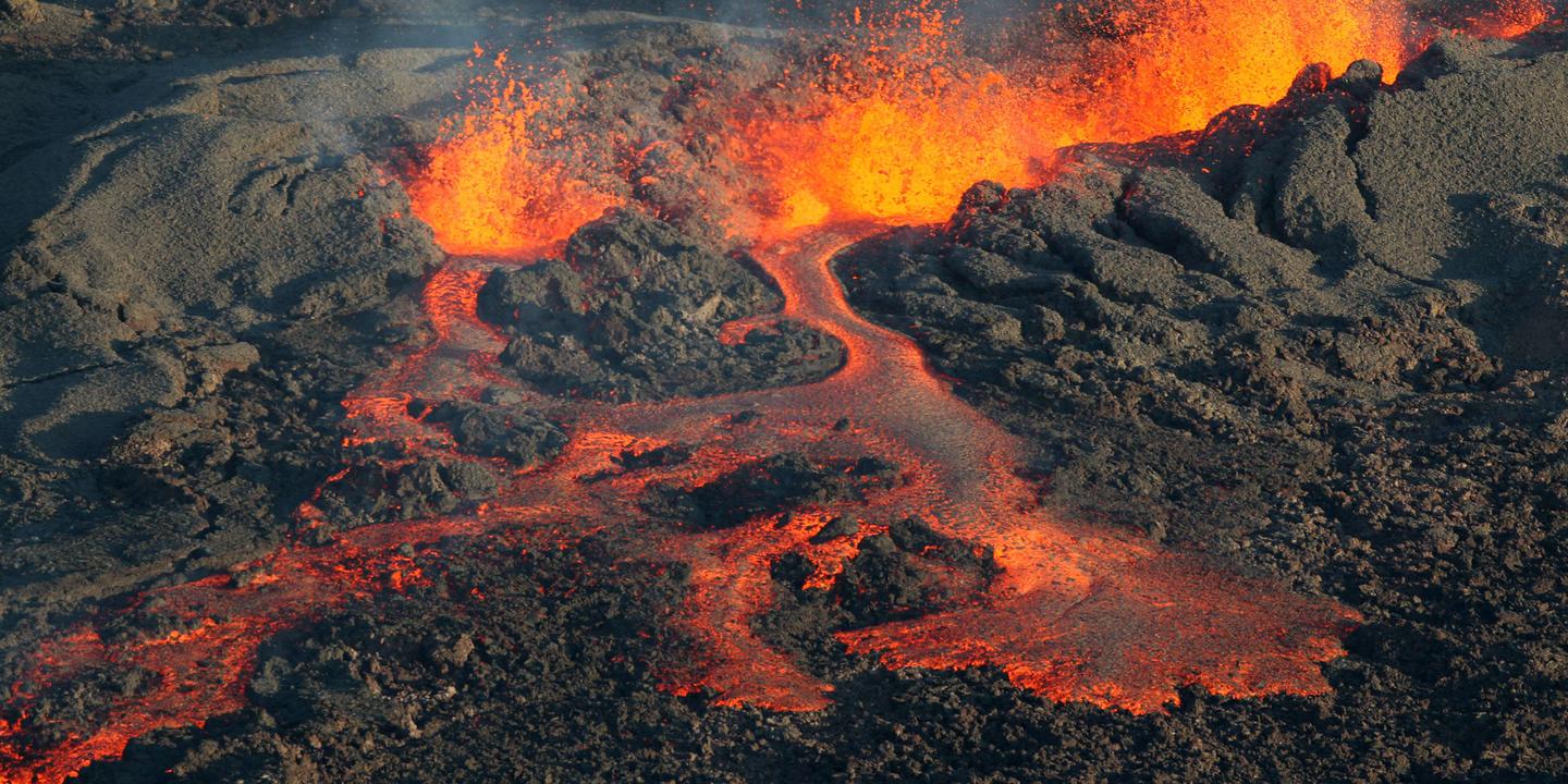 Le piton de la Fournaise, volcan actif de La Réunion, entre en éruption, une première depuis 2023
