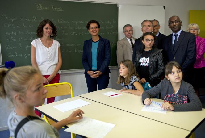 Najat Vallaud-Belkacem (au centre) en visite à l'école Jean Rostand au Cateau Cambrésis le 21 août 2015.