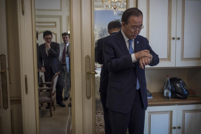 Le secrétaire général des Nations unies, M. Ban Ki Moon, regarde sa montre après son entretien avec des journalistes du journal Le Monde, le 25 août 2015 dans une suite d'un hôtel parisien.