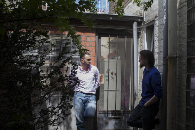 Dans la cour du centre De Weg Naar, Montasser Alde’emeh (à gauche), le 14 juin, en conversation avec Michaël 