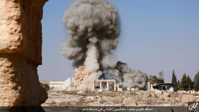 Une image non datée extraite d'une vidéo diffusée par l'Etat islamique (EI) sur la destruction du temple de Baalshamin en Syrie.
