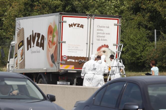 La police scientifique près du camion où 71 personnes ont trouvé la mort, le 27 août 2015, à Neusiedl am See (Autriche).