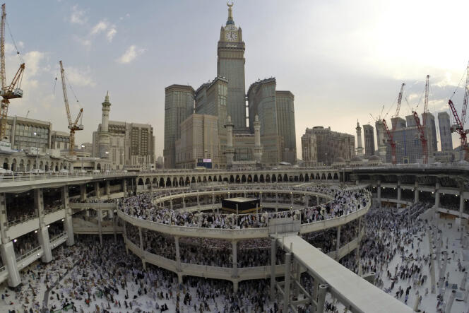 Pendant le hadj en octobre 2014, les pèlerins tournent autour de la Kaaba, dominée par le luxueux complexe résidentiel Makkah Clock Royal Tower.