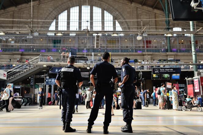 Patrouille de police à la gare du Nord, à Paris, le 22 août.