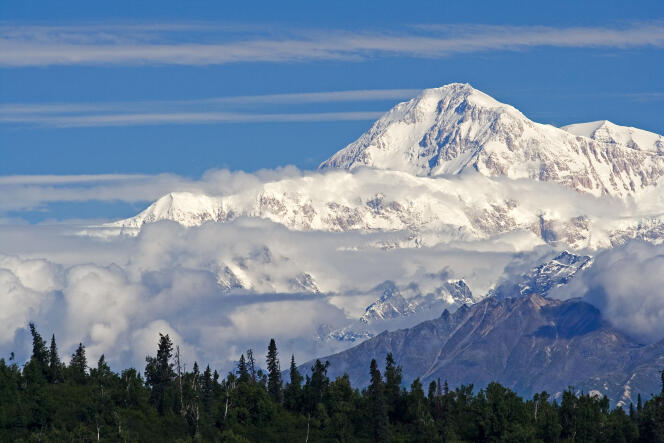 Le mont Denali, anciennement mont McKinley, par Nic McPhee (Flickr, licence Creative Commons).