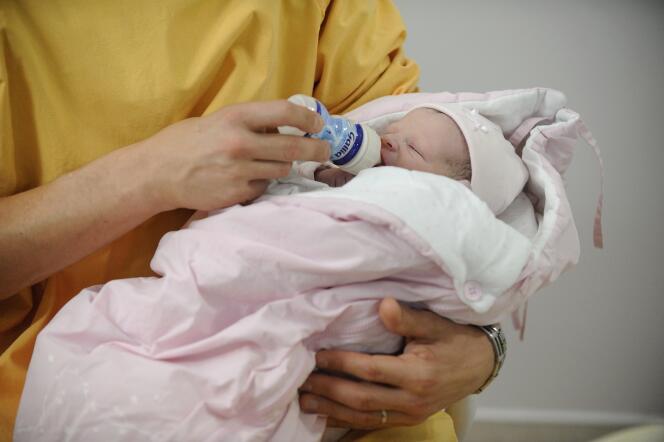 Un nouveau-né à la maternité d'Angers.